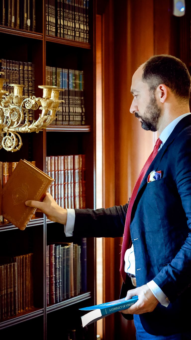 1025 LegatumBuilding&Staff